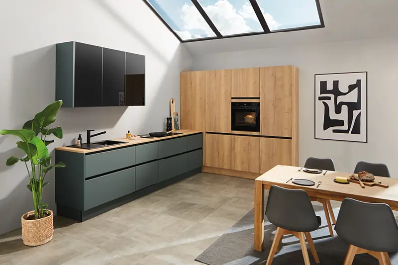 Stilvolle Einbauküche in Schwarz und Holzoptik mit Esstisch. Moderne Küche mit klaren Linien, viel Stauraum und hellem Lichteinfall durch Dachfenster.